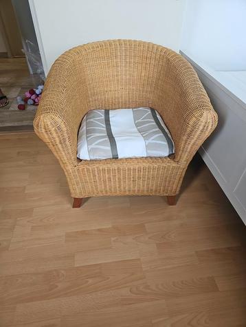 Rotan Fauteuil met kussen beschikbaar voor biedingen