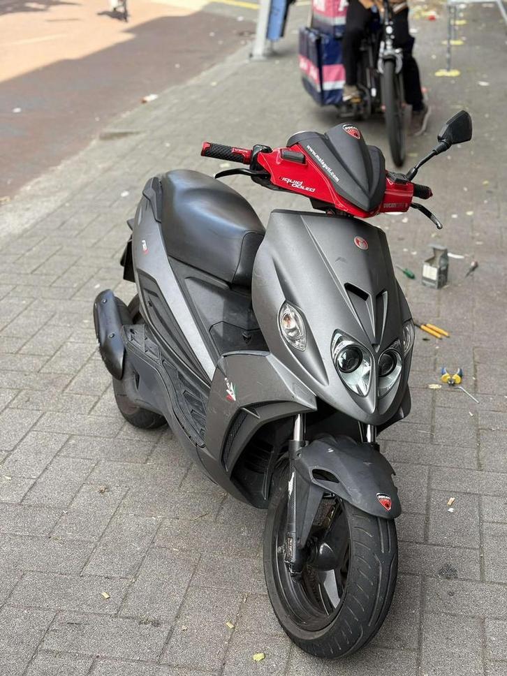 malaguti f12r 70cc lc  (BROM), Fietsen en Brommers, Scooters | Piaggio, Zo goed als nieuw, Zip, Benzine, Ophalen