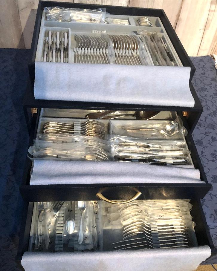 CHRISTOFLE 12 PERS.TYPE VERSAILLES 141 DELEN IN CASSETTE, Antiek en Kunst, Antiek | Bestek, Ophalen of Verzenden