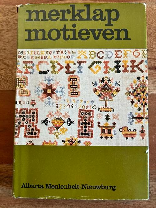 Albarta Meulenbelt - Merklapmotieven en hun symboliek 6e dr., Hobby en Vrije tijd, Borduren en Borduurmachines, Zo goed als nieuw