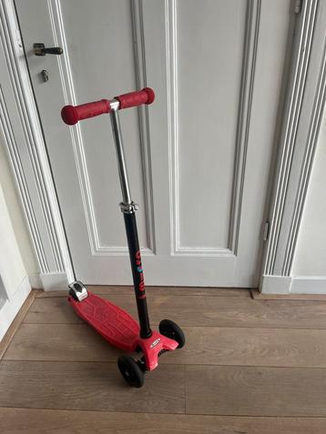 Micro step in de kleur rood. beschikbaar voor biedingen