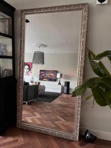 Grote Spiegel 125cm breedt en 215cm hoog beschikbaar voor biedingen