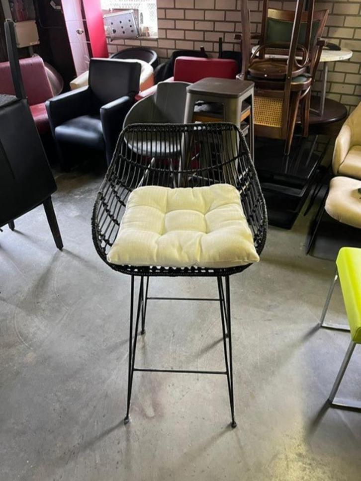1 leuke Luxe rotan zwarte barkruk met kussen, Huis en Inrichting, Barkrukken, Nieuw, 60 tot 90 cm, Metaal, Riet, 1 kruk, Met voetsteun