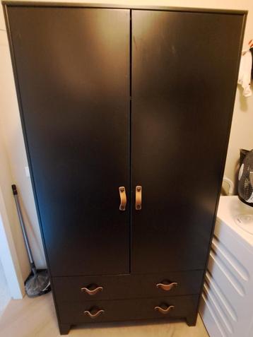 Zwarte kledingkast met lades beschikbaar voor biedingen