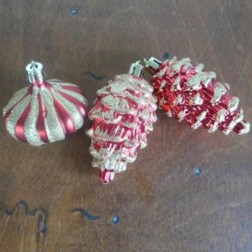 Rode kerstballen dennenappels en lampion beschikbaar voor biedingen