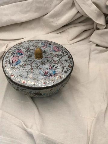 Vintage snoepdoos van plaatstaal Made in Nederland beschikbaar voor biedingen