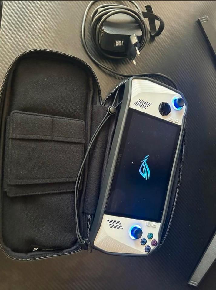 Asus ROG Ally Z1 Extreme - Gaming Handheld, Computers en Software, Windows Laptops, Zo goed als nieuw, 10 inch of minder, SSD