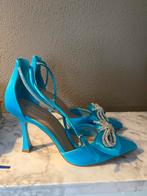 Blauwe hakken pumps met strass strik, Kleding | Dames, Schoenen, Gedragen, Blauw, Ophalen of Verzenden, Pumps