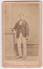 CDV Man bij Zuil - Foto Girard Parijs -, Verzamelen, Foto's en Prenten, Verzenden, Voor 1940, Foto