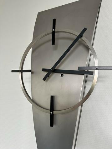 Moderne Wandklok beschikbaar voor biedingen