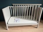 Babybed / dreumesbed grijs met matras en meer. Prima staat!, Ophalen, Zo goed als nieuw, Minder dan 140 cm, Matras