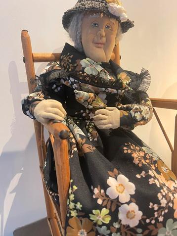 Geweldige Vintage Oma op rotan stoel leuk 50 jarige verj 