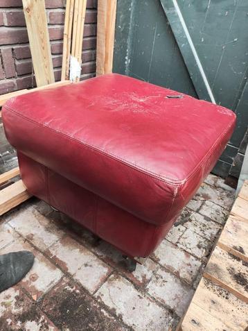 Rood leren voetenbankje op wielen 62x62x46 cm beschikbaar voor biedingen