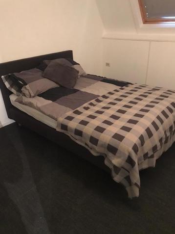 Bed 140x200 cm inclusief topper beschikbaar voor biedingen