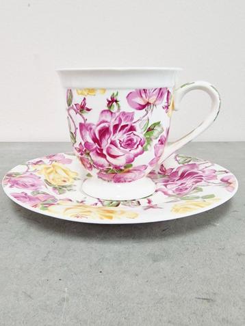 Vintage Bone China Kop en Schotel met Rozen beschikbaar voor biedingen