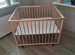 Mooie houten baby box, Kinderen en Baby's, Boxen, Ophalen, Zo goed als nieuw, Wieltjes