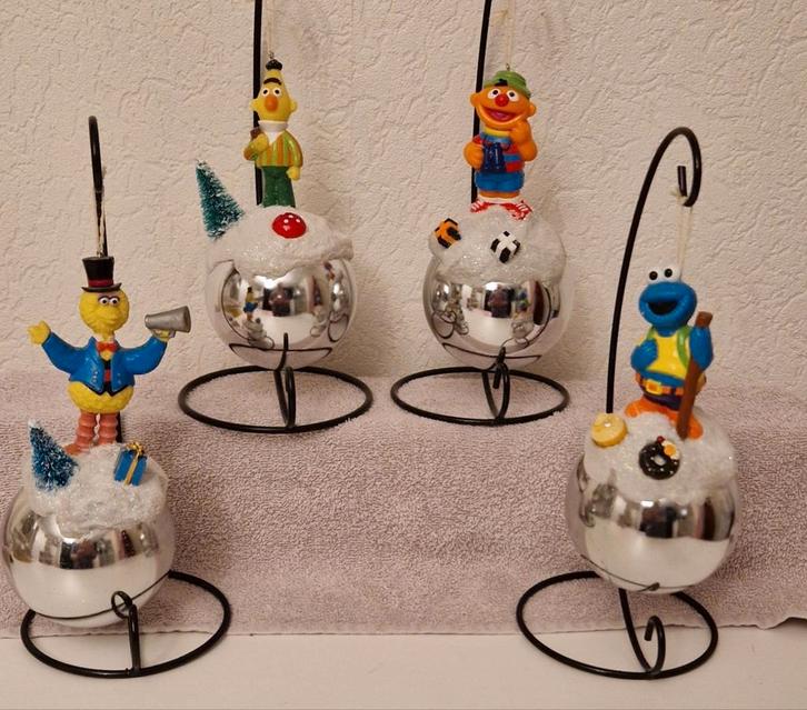 4x leuke kerstballen met Sesamstraat, Diversen, Kerst, Zo goed als nieuw, Ophalen of Verzenden