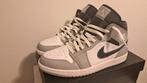 Nike Air Jordan 1 Mid Light Smoke Grey Anthracite maat 45, Kleding | Heren, Schoenen, Overige kleuren, Air Jordan, Nieuw, Ophalen of Verzenden