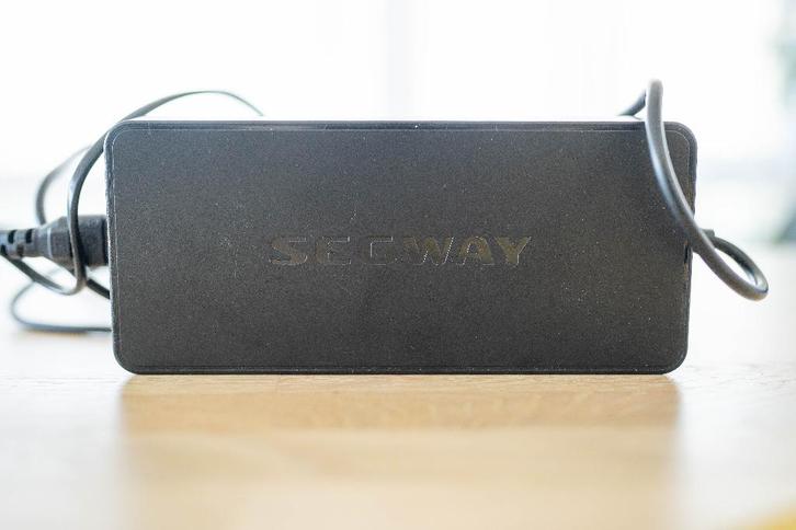 Segway Ninebot Power Charger – 240W (Origineel OEM), Fietsen en Brommers, Steps, Gebruikt, Elektrische step (E-scooter), Ophalen
