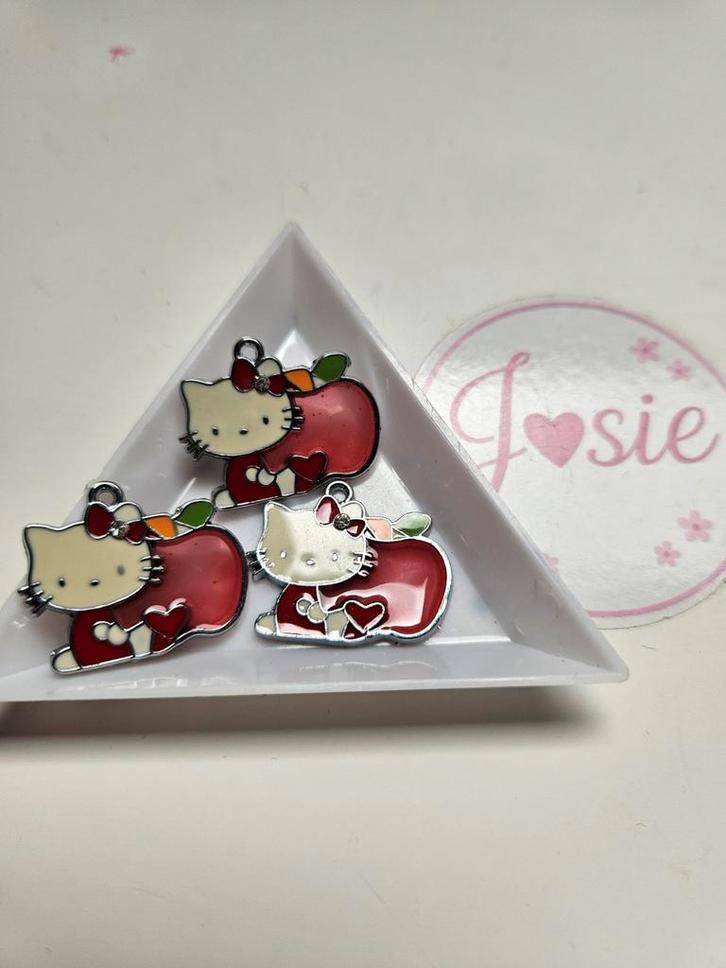 Leuke Hello Kitty Bedels #206, Hobby en Vrije tijd, Kralen en Sieraden maken, Nieuw, Bedel, Ophalen