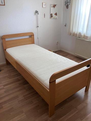 Mooi seniorenbed incl matras beschikbaar voor biedingen