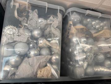Kerstballen zilver beschikbaar voor biedingen