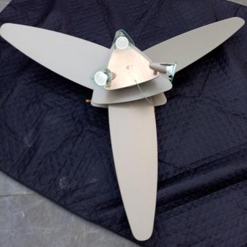 Plafondventilator met verlichting. beschikbaar voor biedingen