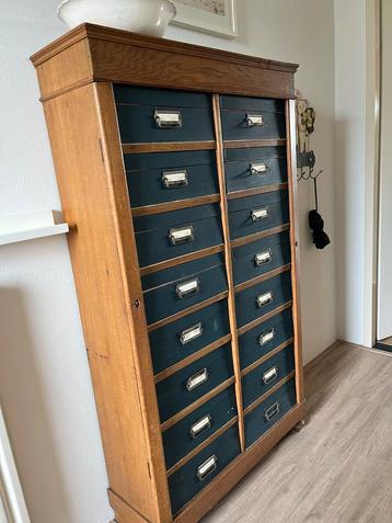 Vintage Notariskast met blauwe dossierlades beschikbaar voor biedingen