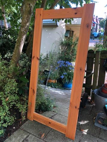 Grote spiegel, licht houten lijst beschikbaar voor biedingen