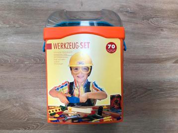 Gereedschapset kind in emmer met handvat incl helm hamer enz beschikbaar voor biedingen
