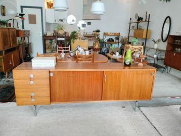 Vintage groot dressoir  beschikbaar voor biedingen
