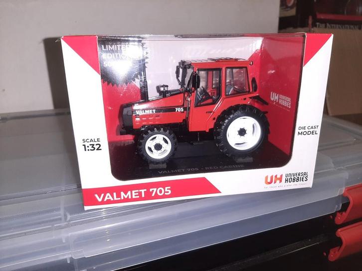 Valet 705 tractor. Gelimiteerde uitgave 500 stuks., Hobby en Vrije tijd, Modelauto's | 1:32, Tractor of Landbouw, Universal Hobbies