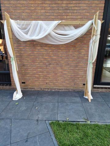 Te koop , een trouwboog met decoratie. Zie foto beschikbaar voor biedingen