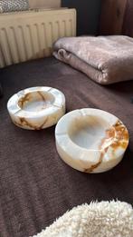 Twee marmeren asbakken uit Syrië, Ophalen