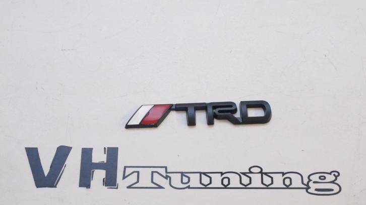 Toyota TRD 3D logo zelfklevend 9 cm metaal mat zwart, Auto diversen, Tuning en Styling, Ophalen of Verzenden