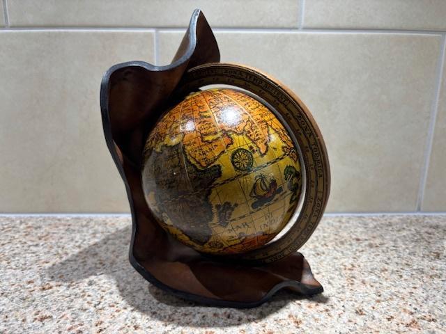 Vintage Italiaanse globe uit de jaren 70 op lederen voet., Antiek en Kunst, Curiosa en Brocante, Ophalen of Verzenden