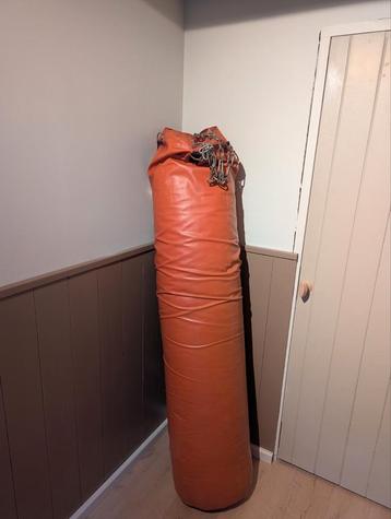 Mooie zware bokszak van 180cm lang beschikbaar voor biedingen