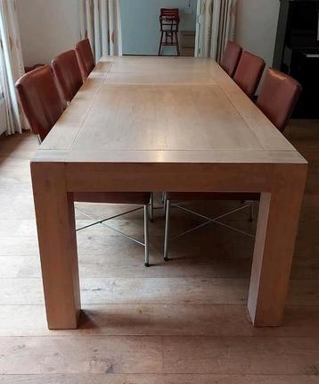 Mooie eikenhouten tafel beschikbaar voor biedingen