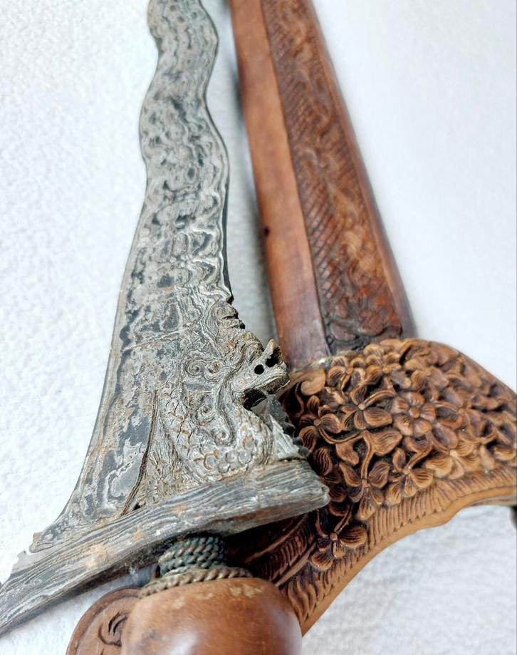 Keris Madura met prachtig houtsnijwerk, Antiek en Kunst, Kunst | Niet-Westerse kunst, Ophalen of Verzenden
