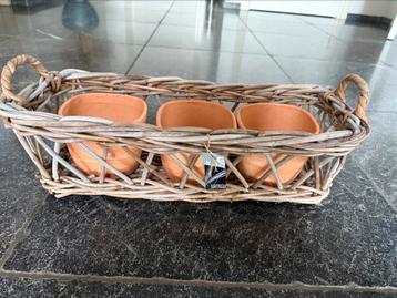 Leuke rieten mand met 3 potten beschikbaar voor biedingen