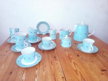 Vintage thee- en koffieservies met serveerborden en -schalen beschikbaar voor biedingen