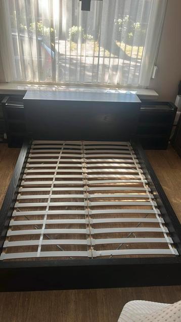 Ikea bed met nachtkastjes aan het hoofdeinde beschikbaar voor biedingen