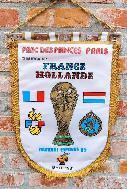 Nederland Frankrijk 1982 prachtige vintage voetbal vaan, Verzamelen, Sportartikelen en Voetbal, Zo goed als nieuw, Buitenlandse clubs