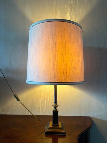 Mooie klassieke tafellamp, hoogte is 69cm diameter is 41 cm. beschikbaar voor biedingen