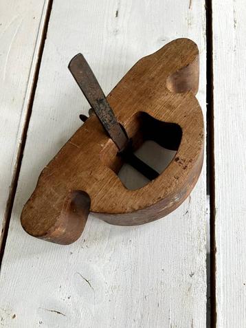 Nooitgedagt  grondschaaf of hoerletoet. Scherpe beitel.   beschikbaar voor biedingen