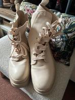 Schoenen crème kleur maat 40, Beige, Lage of Enkellaarzen, Ophalen of Verzenden, Zo goed als nieuw