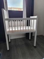Witte wieg met wieltjes, inclusief matras, Ophalen, Gebruikt, Wieg