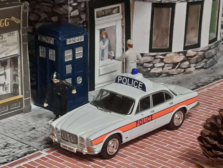 Jaguar XJ 6, let op: de EERSTE SERIE, in POLICE uitvoering., Hobby en Vrije tijd, Modelauto's | 1:43, Nieuw, Auto, Overige merken