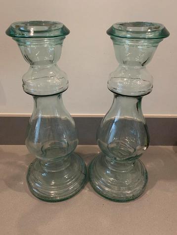 2 grote glazen kandelaars beschikbaar voor biedingen