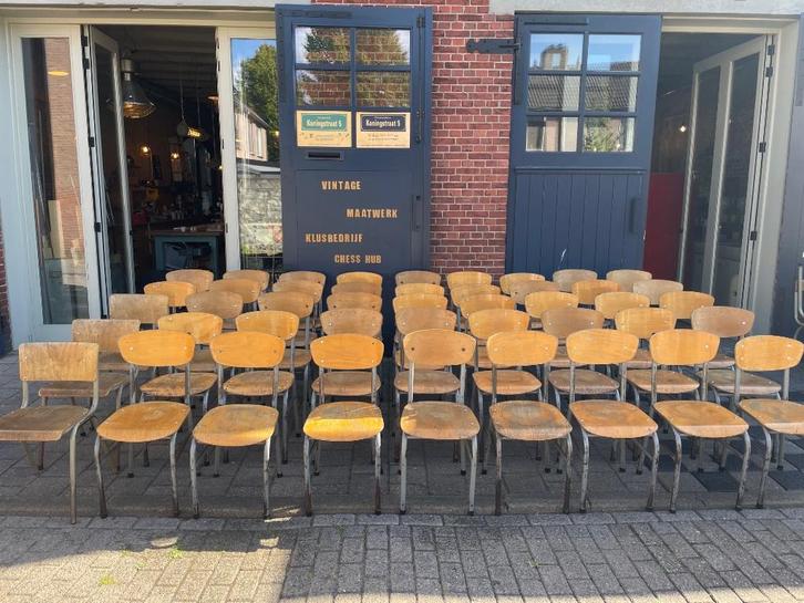 Grote partij (42 stuks) Vintage schoolstoelen horeca, event, Antiek en Kunst, Curiosa en Brocante, Ophalen